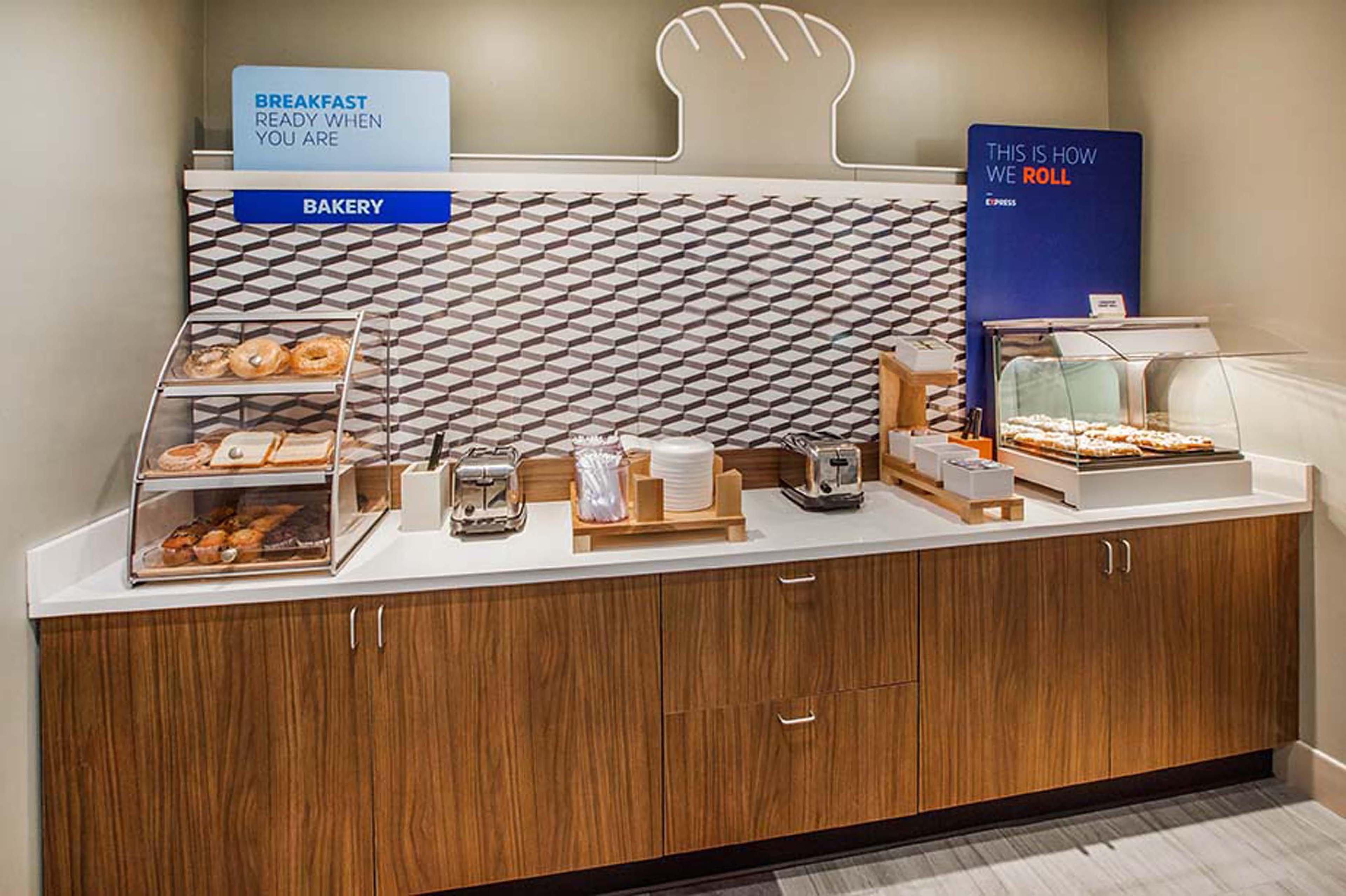Holiday Inn Express Richmond - Midtown By Ihg Bagian luar foto